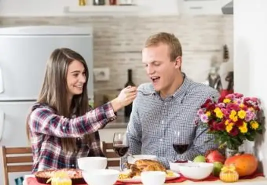 彼氏に餌をやる