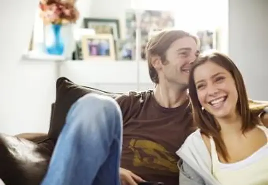 ソファに座っているカップル