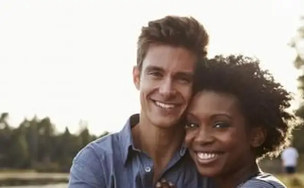 あなたがあなたのボーイフレンドを愛していることを示す16の甘い方法