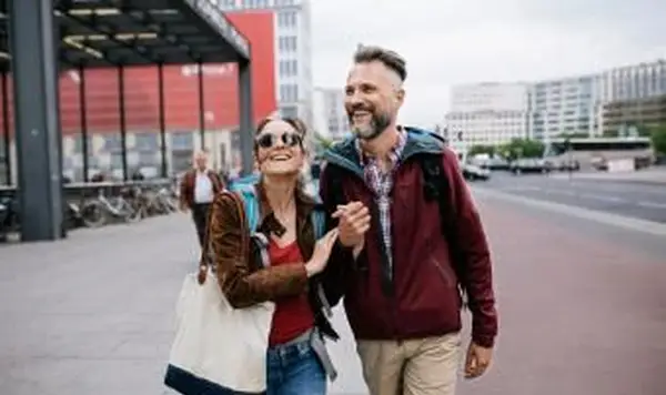 カップルは手をつないで歩く