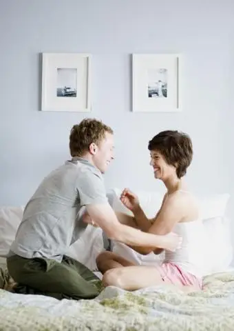 Couple jouant à des jeux au lit