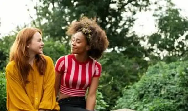 Dos mujeres, sentado, en, pared