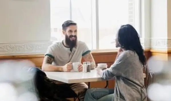Pareja, bebida, café, en, mesita de café