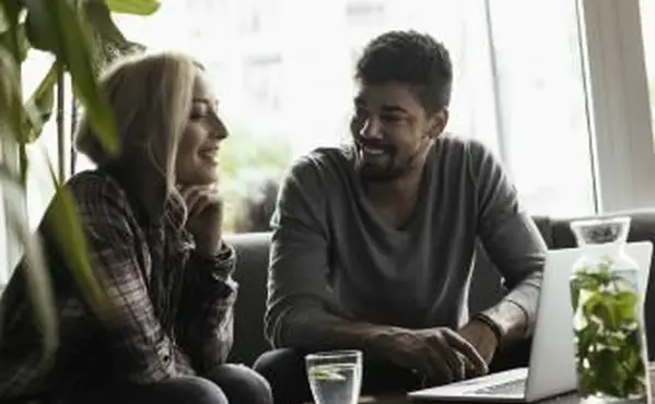 Pár s notebookom v kaviarni