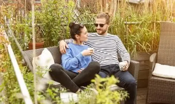 casal relaxando na varanda