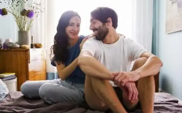 Coppia che si rilassa a letto