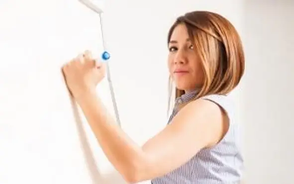 Mujer escribiendo en pizarra