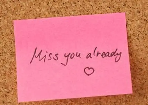 Una nota de amor en una nota adhesiva rosa