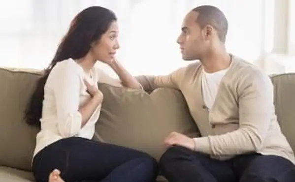 Para siedzi na kanapie