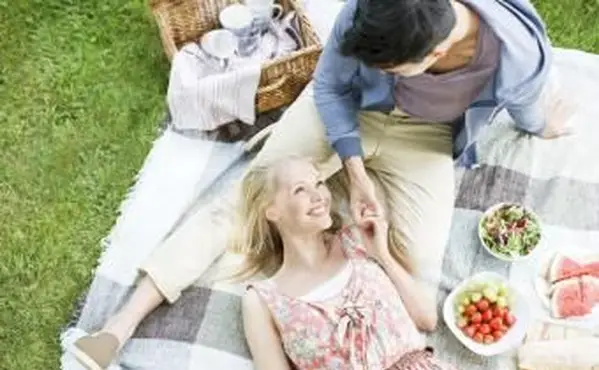 Młoda para na pikniku