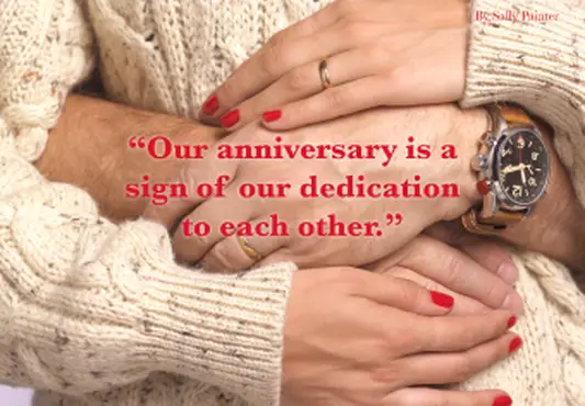 그녀와 사랑하는 포옹의 커플을위한 기념일 축하 견적