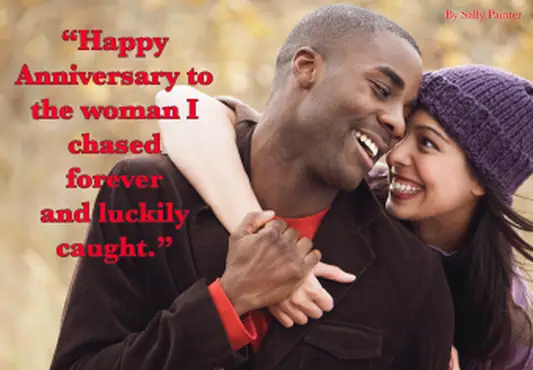 그녀와 행복한 커플 포옹을위한 낭만적 인 기념일 견적