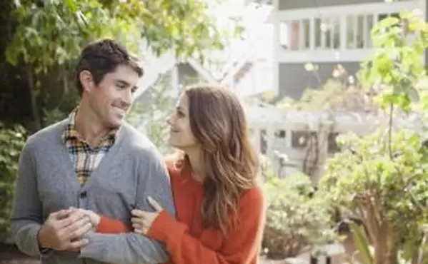 Para spacerująca ramię w ramię