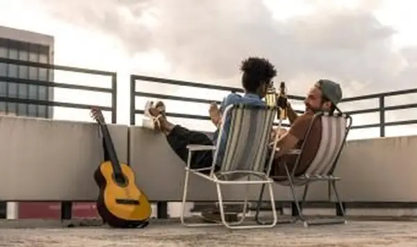 jeune couple, sur, toit