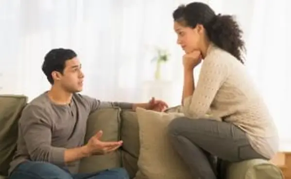 ソファで話しているカップル