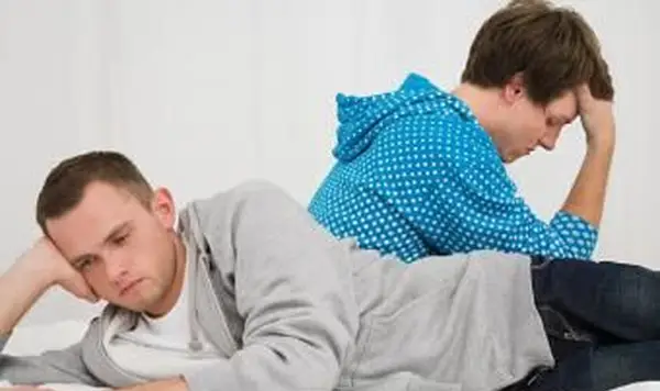 関係の困難を抱えている同性愛者のカップル