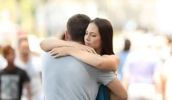 通りで抱き締める問題とカップル