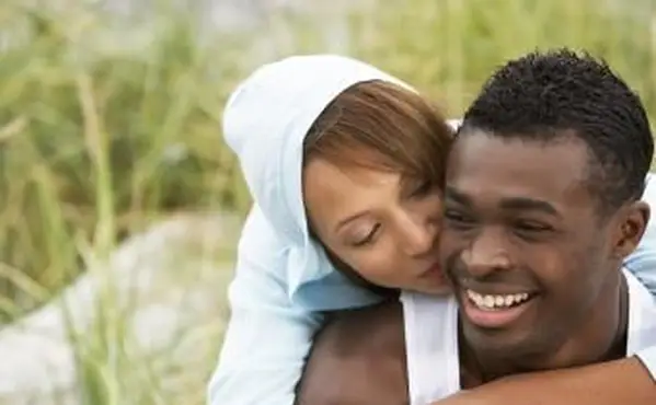 Paar küssen am Strand