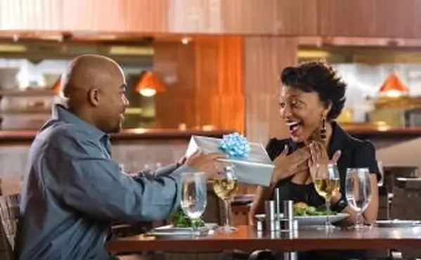 선물을 가진 남자 놀라운 여자 친구