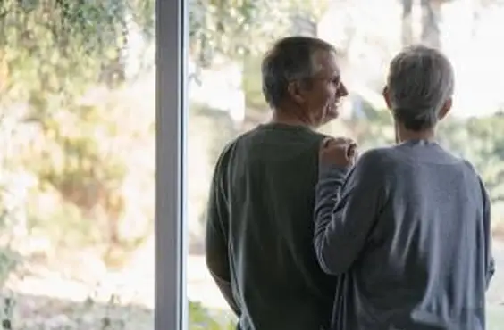 זוג בכיר, לעמוד, ב, חלון