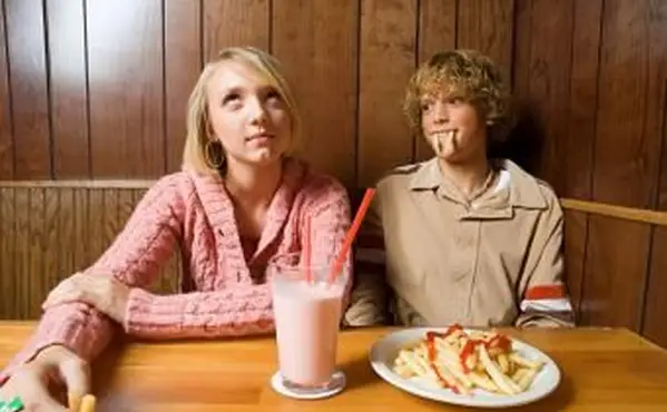 Couple d'adolescents dans un café
