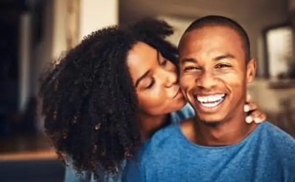 Jeune couple affectueux