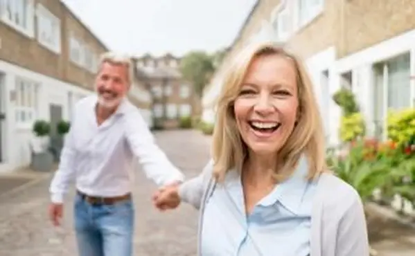 Femme tirant son mari dans la rue