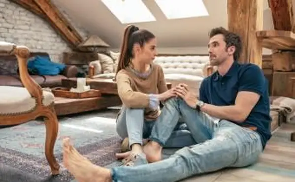 居間で話している若いカップル