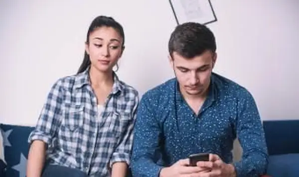 11 ernsthafte Anzeichen für einen betrügerischen Freund