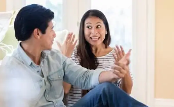 Casal conversando animadamente