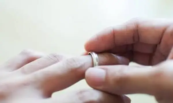 homme tenant son alliance