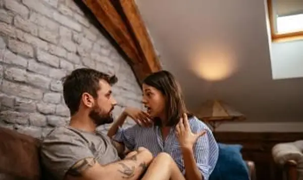 couple parlant à la maison
