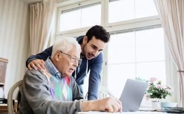 L'uomo si offre volontario per aiutare un anziano con il computer