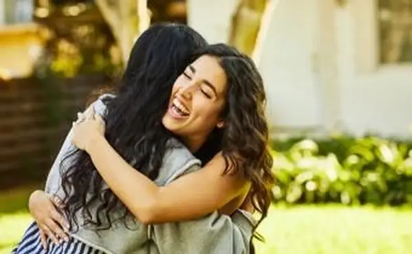 Due amiche che si abbracciano