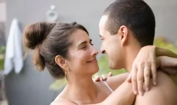 더 젊은 남자를 껴안고 세 여자