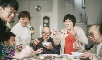 식탁에서 전통 요리를 즐기는 중국 신년 동창회 저녁 식사