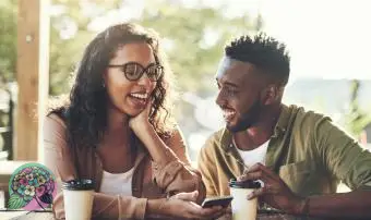 男と女の子が話している