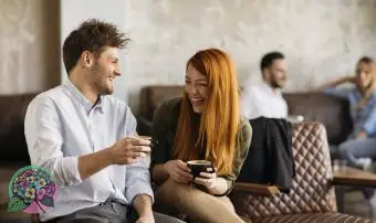 男と女の子が笑っている