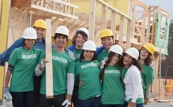 建設現場で働くボランティア