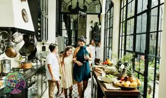 דודה ואחיינית מחייכות עוברות במטבח