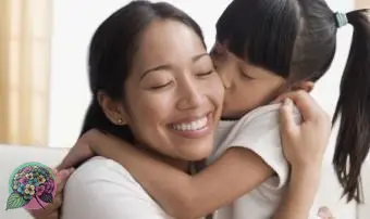 Madre e figlia che si abbracciano