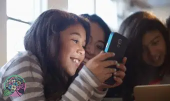 Mamma e figlia che usano il cellulare