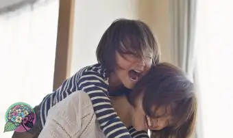 Madre che dà alla figlia un giro sulle spalle