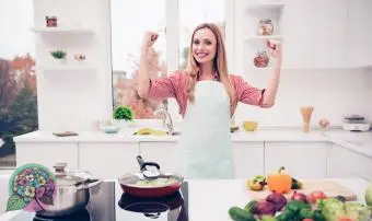 La mamma prepara un pasto delizioso e sano per la famiglia