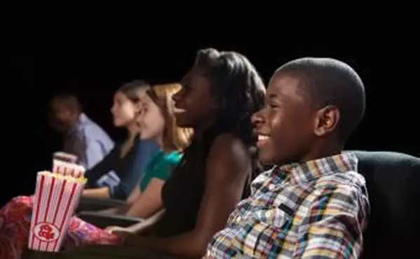 Jeunes adolescents à un rendez-vous