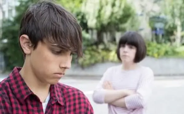 Malheureux jeune couple d'ados