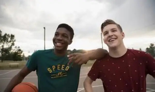 Nastoletni chłopcy z koszykówką