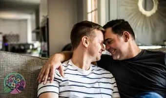 pár objímajúci na gauči