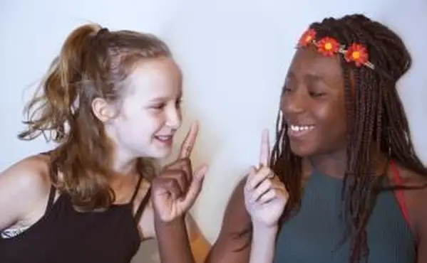 שתי נערות מתבגרות משחקות צ'ארדס