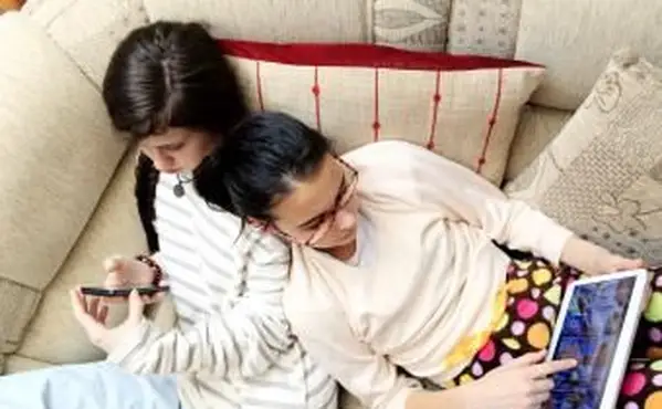 שתי ילדות משחקות עם גאדג'טים